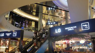 BTS直結の空港のようなショッピングモール