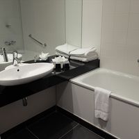 モノトーンでまとめられた浴室。