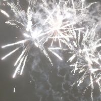 夜になって始まった花火打ち上げも部屋の窓からよく見えました