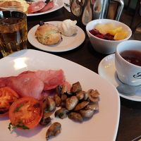 朝食の一例。メインはメニューから選ぶようになっていました。