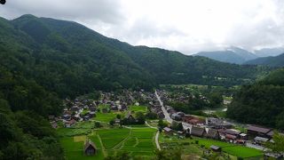 合掌造り集落の全景を見られる