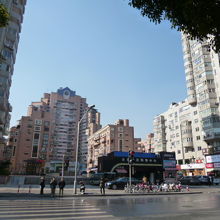 時計台のあるビルが目印になります。この前の道が水城南路です。