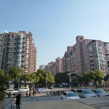 黄金城道の両側には外国人も多く住むマンションが建ち並びます。