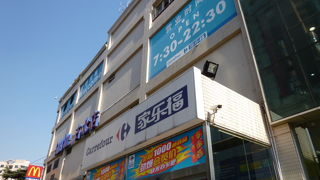 日本人を含む外国人買い物客多し。