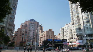 日本語の看板を出したお店も多く、海外からの駐在員も多く住む場所のよう。