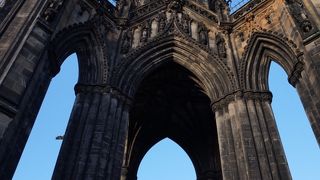 駅近くで目立ちます