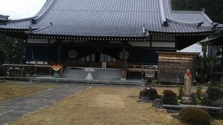 境内から宇和島の町並みを見下ろすことが出来るJR宇和島駅から徒歩２、３分程度のところにある高野山真言宗のお寺