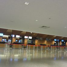 24時間空港でも深夜はひっそりとしています