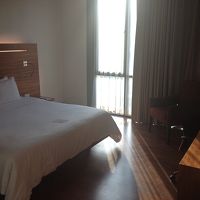 十分広いが、間接照明なので若干暗い