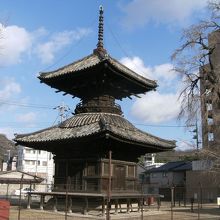 児童公園の中にあって鉄柵に囲われています。