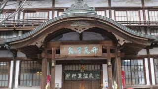 歴史を感じさせる温泉「竹瓦温泉」