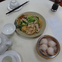 餡かけ揚げ麺とエビ蒸し餃子