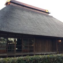 ふるさと文化館のむかいに、趣のある家屋が。