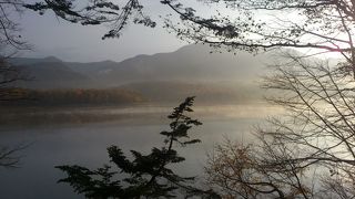 朝霧の中の糠平湖
