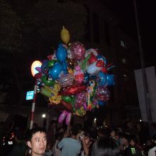 満員の中を歩いて風船を売っていました