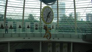 ブランド物から食品まで充実している大型免税店