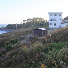 右の白い建物が別館です