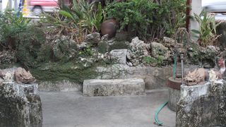 那覇市内の陶器店が連なる風情のある道