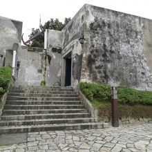 この要塞の名残の中を通って行きます。