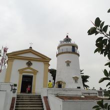 要塞を抜けると、灯台と教会が出てきます。