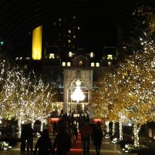 遠くからでもシャンデリアの輝きがすごい