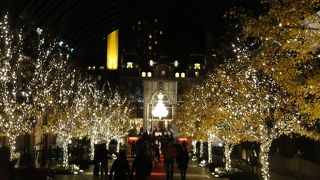 レッドカーペットの先にはバカラのシャンデリア