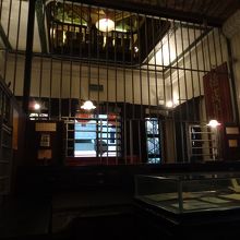 手前が店内（質屋の）、向こうがお客さんのいるスペース