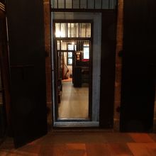 棟は店舗と別になっていて、品はすごい厚い鉄扉のついた向うに