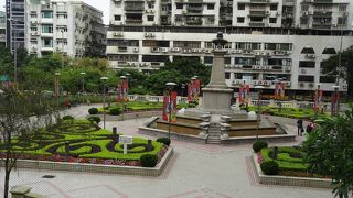 ヨーロッパ風のノットガーデンがあるのですが、周囲がごちゃっとしてるかな・・・