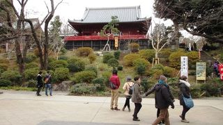 上野の山の紅い社殿