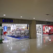 伊勢丹の入口です。