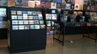 アニエス、音楽・書籍、デリを楽しめます