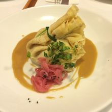 中はマグロです。味付けが絶妙です。