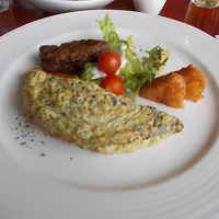 トリュフオムレツとミニフィレステーキの朝食