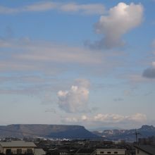 高松市の郊外から望んだ屋島（左）と八栗山（右）です