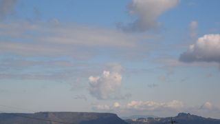 源平合戦で有名な台形をした山です