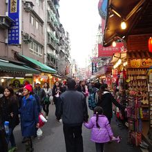 小路は混雑しています。