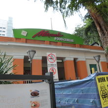 入口付近は工事中でした