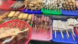 食べ物屋台が集まる夜市！