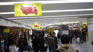 お正月の地下街は混雑していました。
