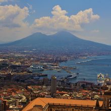 ベヴェレッロ港とヴェスビオ