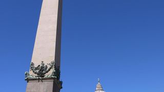 オベリスクを中心とした楕円形の広場