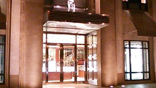 時計台のようなデザインの店舗