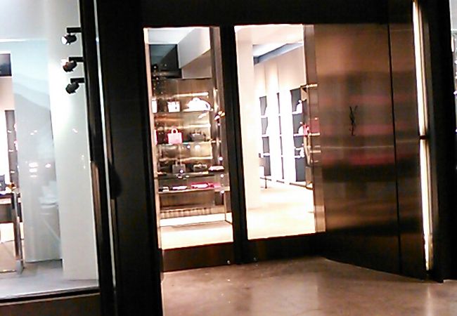 イブ サンローラン (カラカウア店)