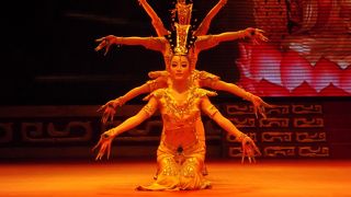 艶めかしい宮廷舞踊