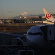 滑走路の先に富士山が見えました