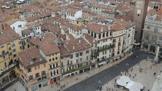 ランベルティの塔の下の広場。エルベの意味は…