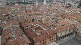 統一されたレンガ色の屋根の街並み。映画「ジュリエットからの手紙」を見てから…