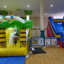 かなり急な滑り台。大人気でした