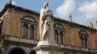 ダンテ・アリギエーリの像。ダンテがフィレンツェ追放の後…